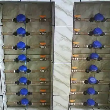 Quadro com duas colunas de hidrômetros individuais, um para cada apartamento