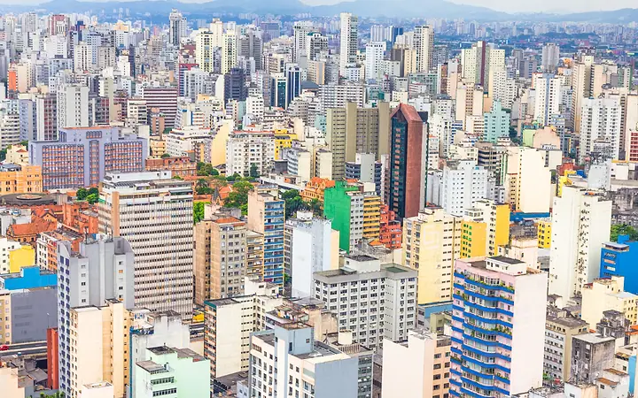 Vista aérea de muitos prédios coloridos de São Paulo